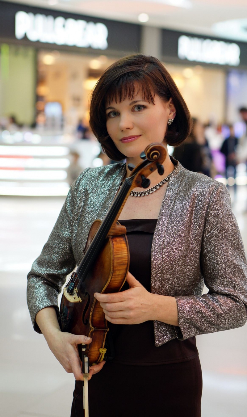 Скрипачка на праздник. Электро-скрипка