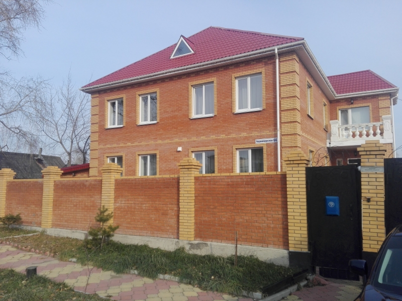 Продается двухэтажный кирпичный коттедж на участке 10 соток