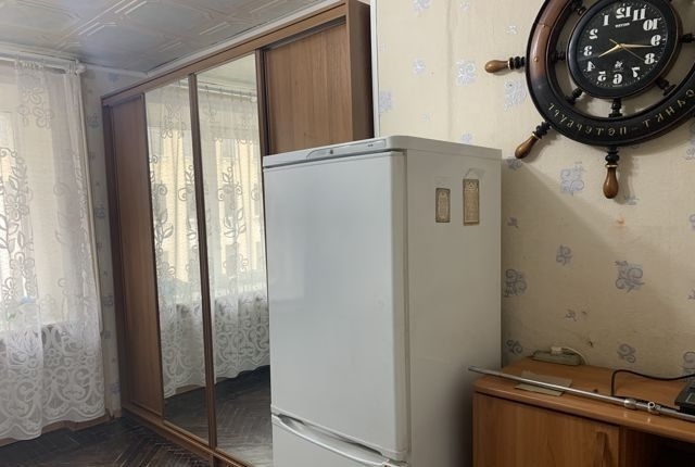 Сдается светлая комната на длительный срок .