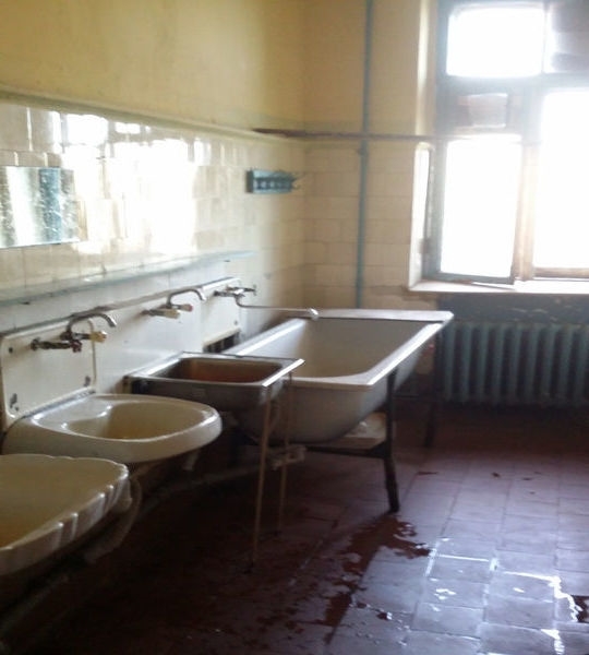 Продается комната с прекрасным видом из окна.