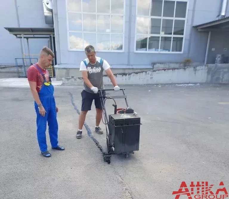 Заливка трещин на стоянке